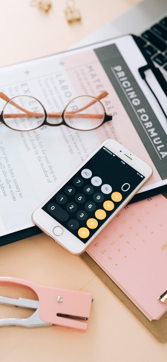 好23 App 收藏夹分组页手机截图，待读、工作参考、周末看三个分组纵向排列，每组下方显示条目数量，界面简洁
